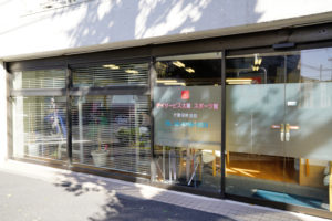 介護施設の玄関・エントランス。ガラス張りで明るい入口